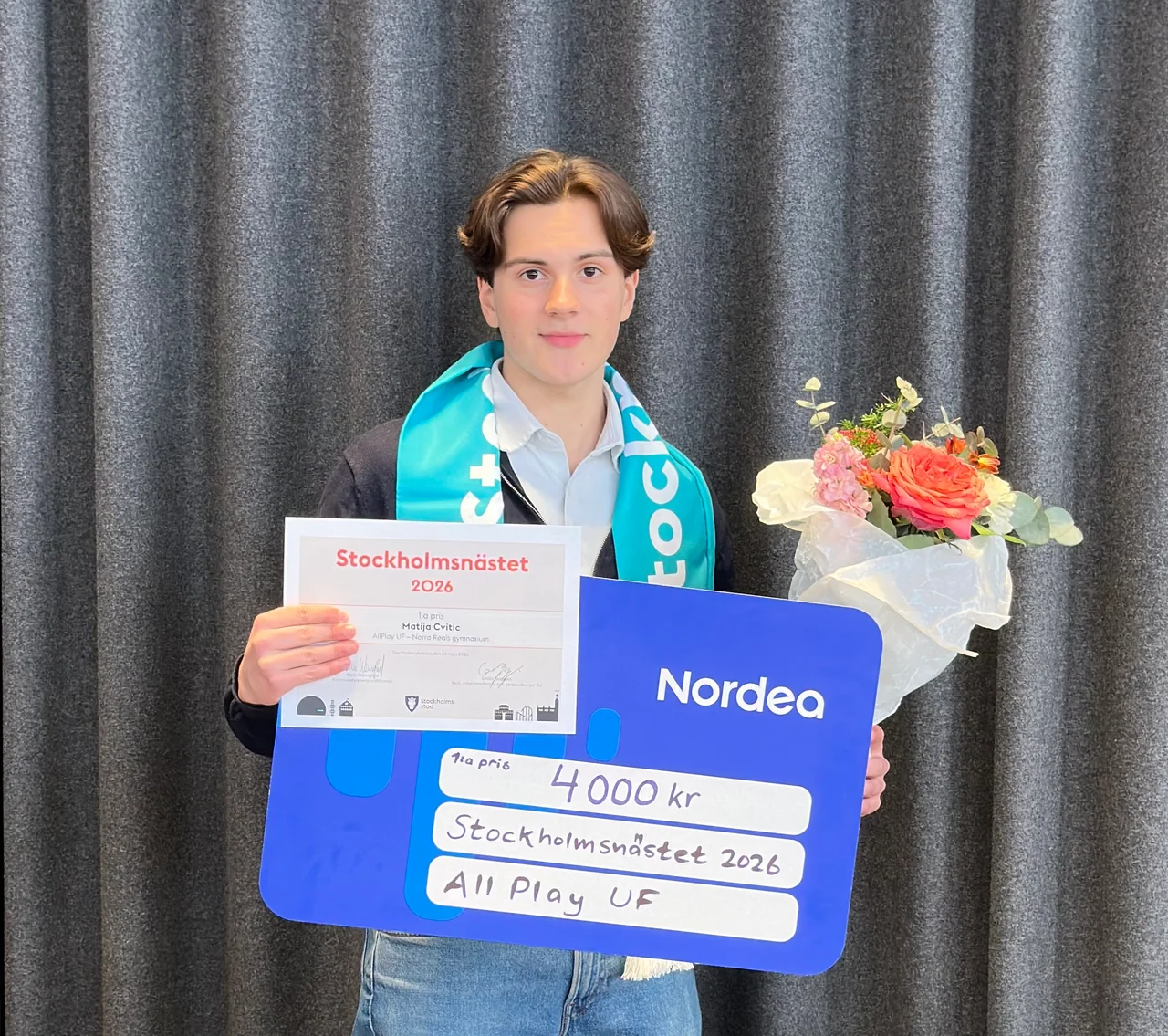 Matija med diplom och prischeck från Stockholmsnästet 2026.