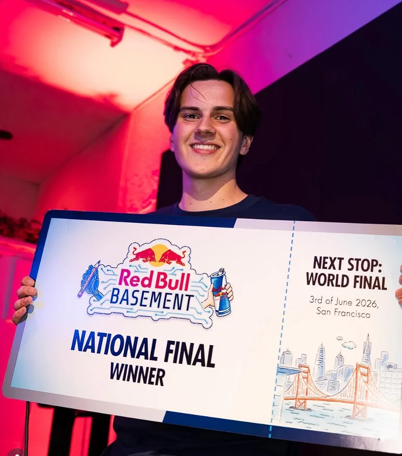 Matija med vinnarpriset från Red Bull Basement Sverige 2026.